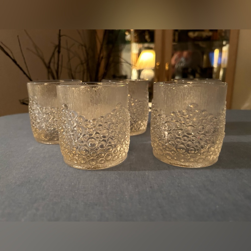 Set of 5 vintage, pink, Finnish crystal glasses pressed w/pattern of bubbles. - Picture 2 of 11